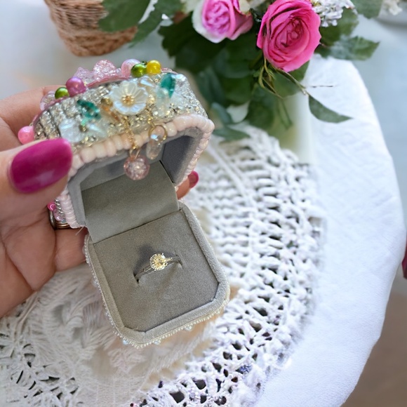 Embellished Ring Presentation Box - Picture 2 of 8